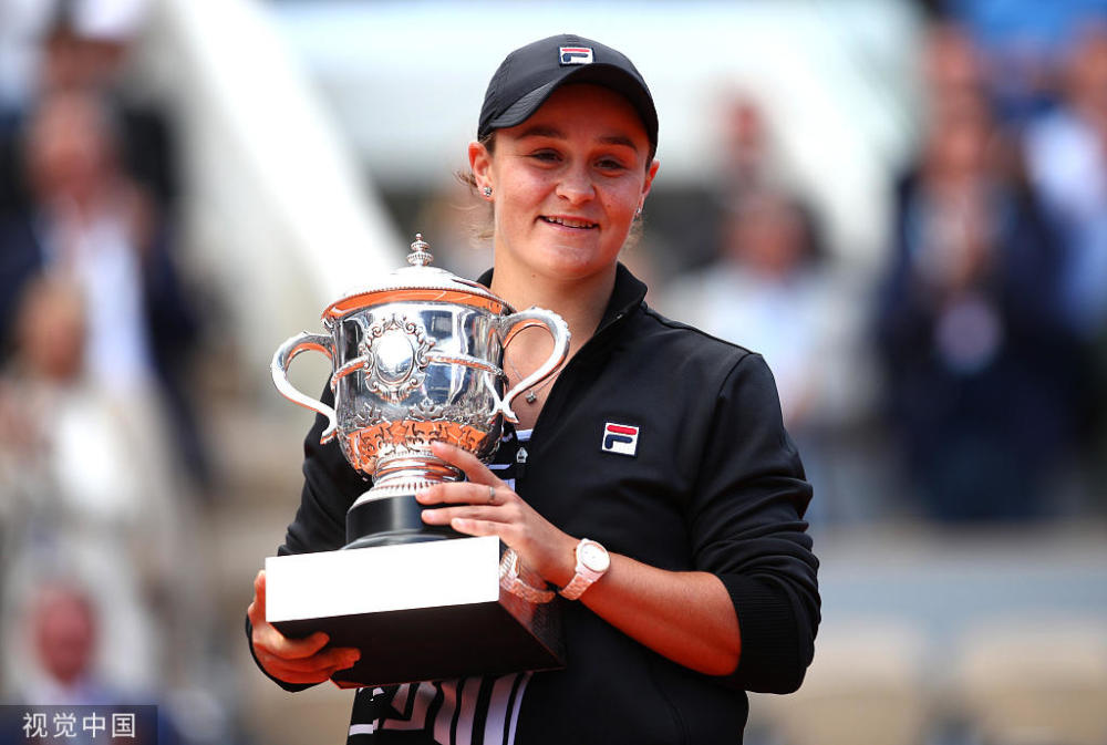 巴蒂2-0横扫19岁新星称霸法网 首夺大满贯女单冠军