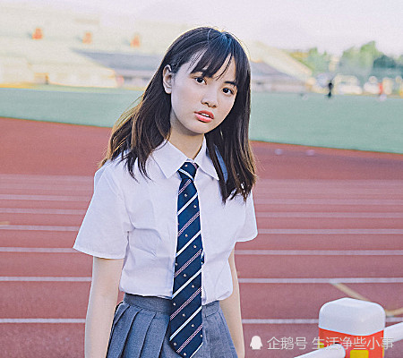 初中陷入"早恋"的女生,往往有这3个特征,老师:还是太年轻!