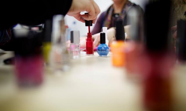 荷兰当局怀疑失踪的越南儿童最终进入了英国的美甲行业。（图/卫报）