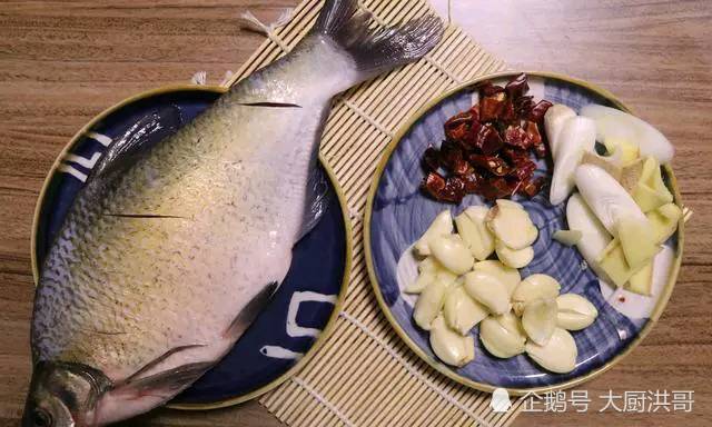 这样烧鳊鱼 简单一个步骤就能使鱼肉入味 做出来颜色好看有食欲