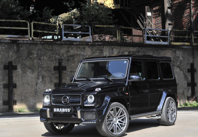 林志颖开车出门,是一辆巴博斯g500,比林志颖还要高一只手