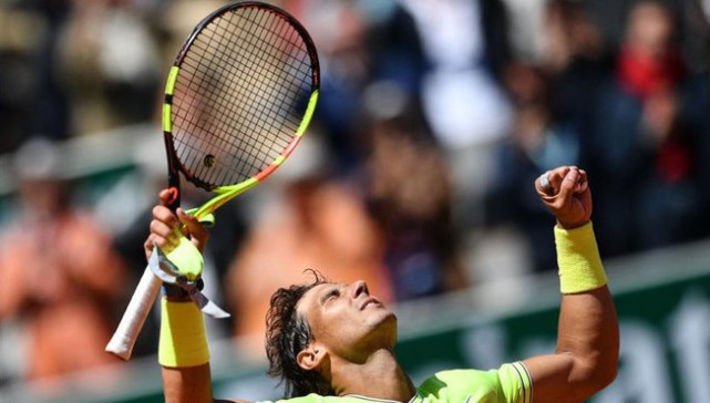 现场-纳达尔夺冠躺地庆祝 化身网前高手戏耍