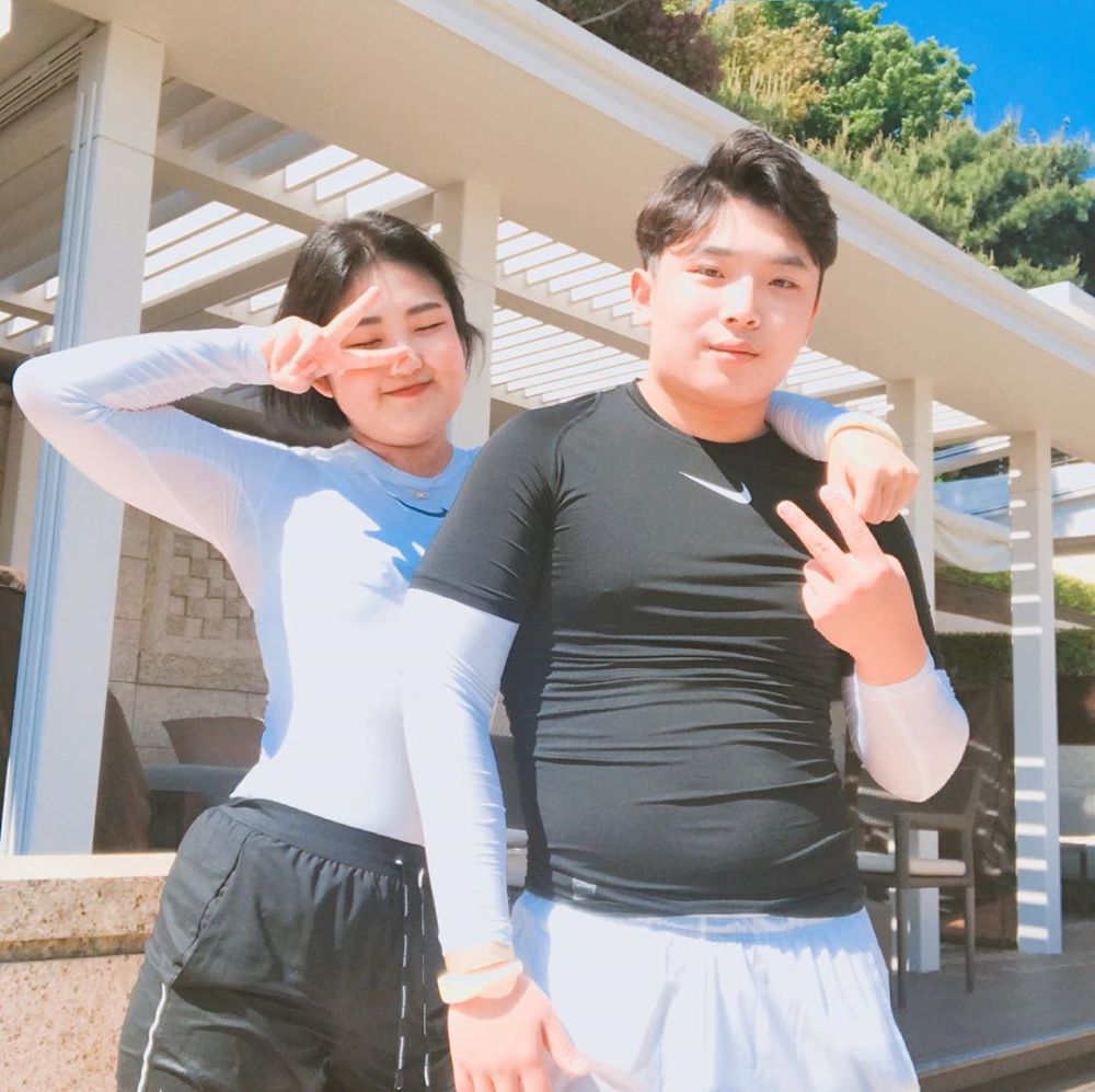 父母均自杀,已故艺人崔真实17岁女儿晒婚纱照宣布结婚_腾讯新闻