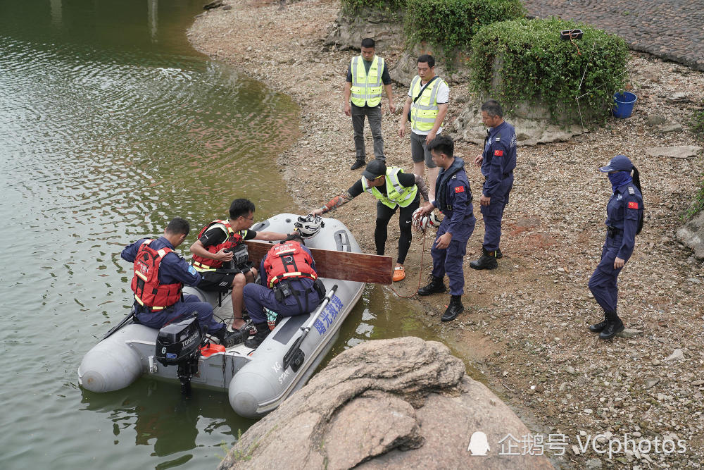 廈門一女子落水身亡,救援隊冒暴雨撈屍並脫帽默哀