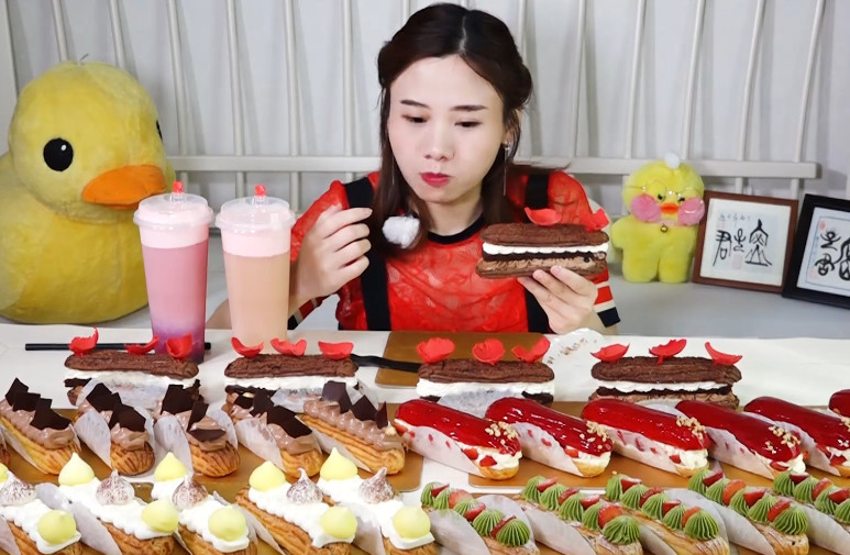 密子君吃甜品,因一杯奶茶引热议,网友:分手还拿饲养员蹭热度?