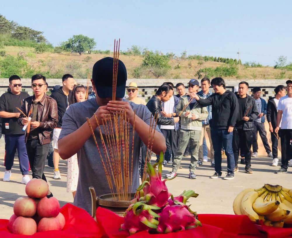 科幻喜剧电影《逃离龙潭村》大连开机 王亮嗨翻"外星人"