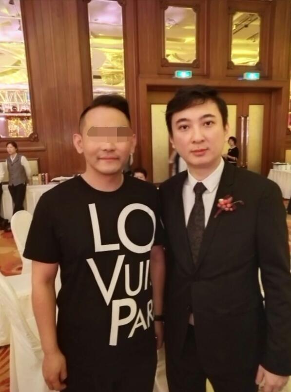 王思聪和孙宇晨互怼后,又现身做伴郎,还和一伴娘有亲密接触