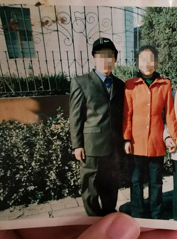 邵某老家中仅有的一张摄于十多年前的邵某夫妻二人合影 澎湃新闻记者