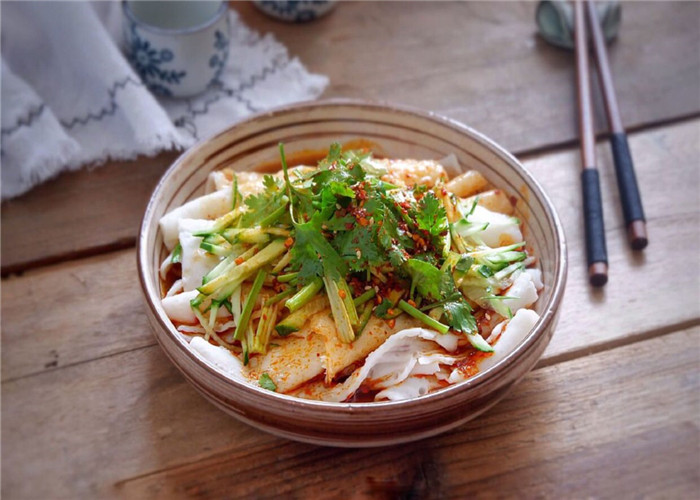 酸辣凉皮热烈来袭,超级简单的做法,小白一学就会!-看点快报