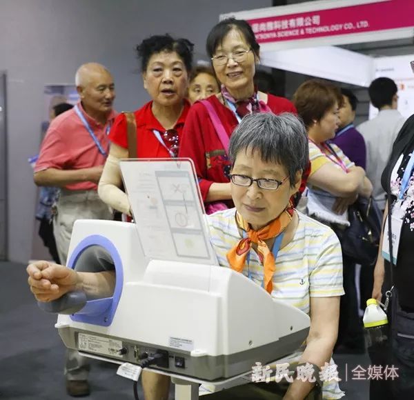 领军品牌推新品 本届博览会由市民政局,市贸促进会主办,上海国展展览