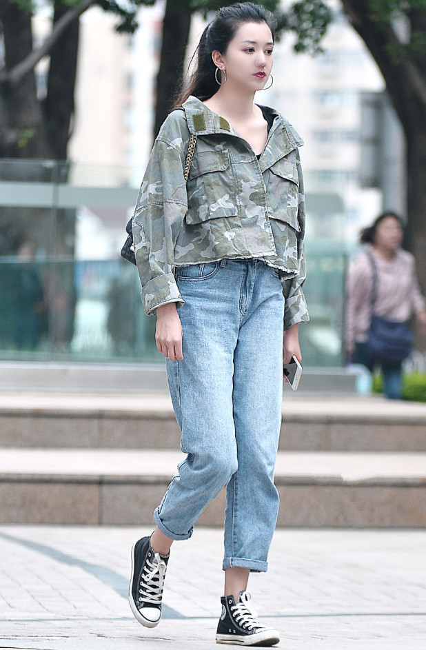 本来小姐姐的匡威很潮了,但走在街头被雨鞋秒"杀"了,真的绝了