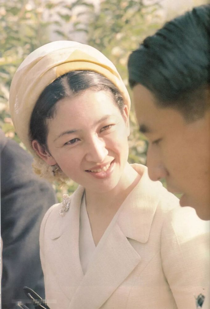 85岁日本上皇后和老伴出门 抓明仁衣袖不松手 比雅子还要内敛