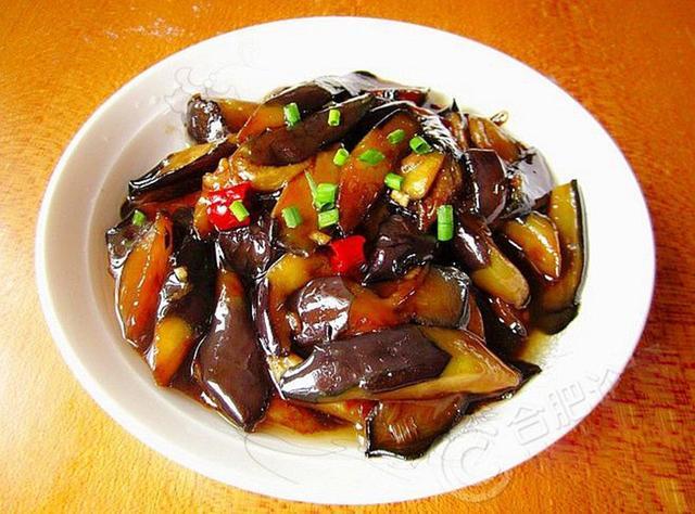 油焖茄子食材:茄子,尖辣椒,大蒜,食盐,酱油,鸡精,葱花.
