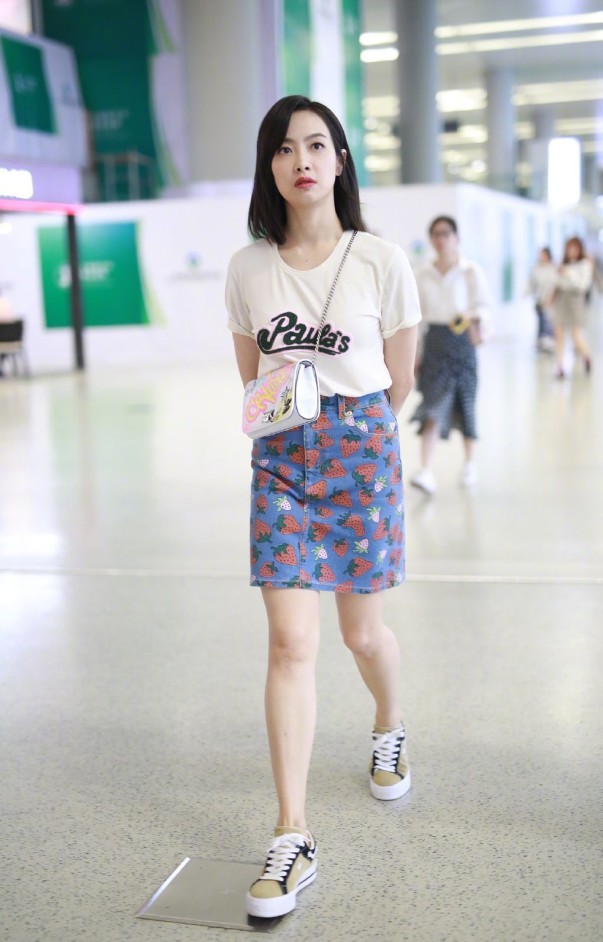 快把小白鞋扔掉,瞧宋茜这款"奶茶鞋"时尚显白,90后约会必备