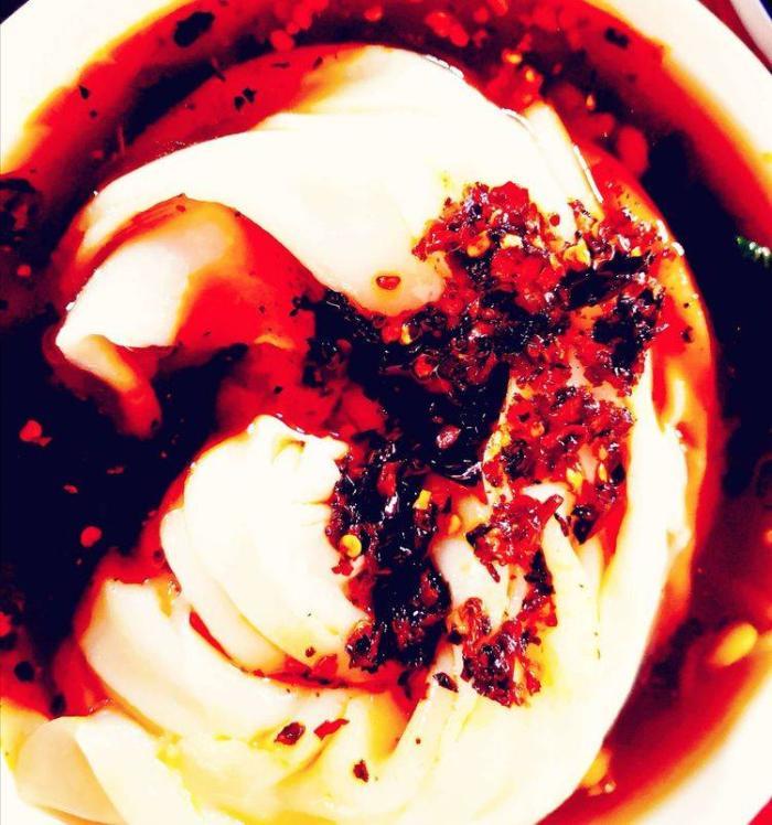 热米皮:纯正米面,工艺讲究,薄而不糟,筋而不僵,酸辣味美,口舌留香