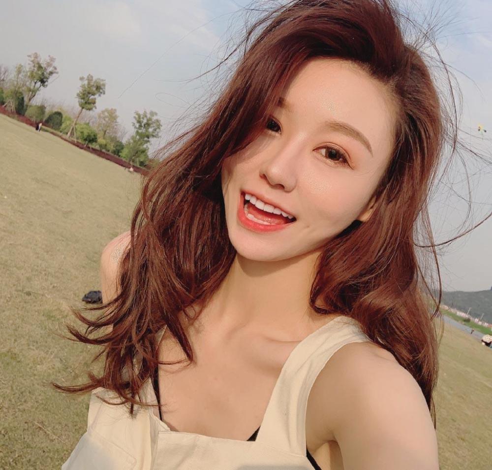 有种大波浪叫温婉,大波浪和她的颜值很搭,就算凌乱也是一种美!