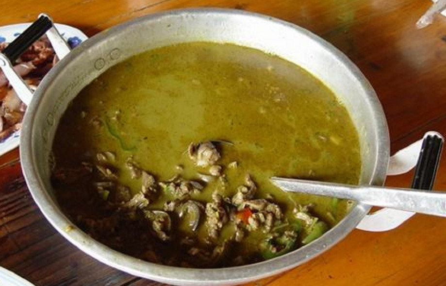 所以牛瘪粉的特色,就是用牛瘪做出来的汤汁,颜色的绿色的,加在米粉上