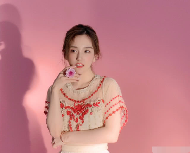 说Rita降临虎牙,消息一出便被热议:电竞椅上喝