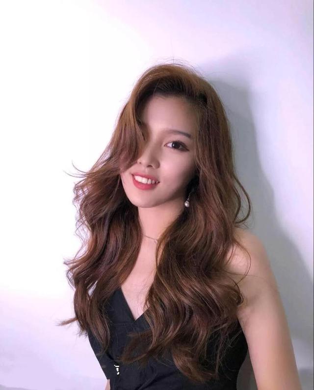 渣女大波浪应该怎么才好看?百搭不挑人的大波浪,减龄又显瘦脸!