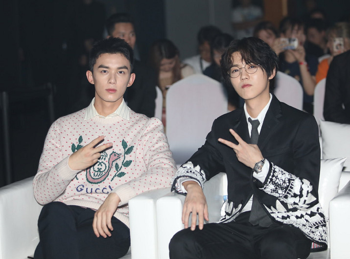 当178鹿晗撞上182吴磊,两人同台比身高,网友忍不住笑喷了