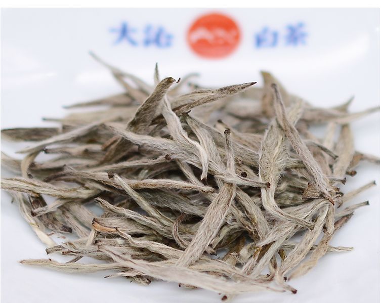 白茶特寫,茶葉形態完整,表面上呈現白色茸毛