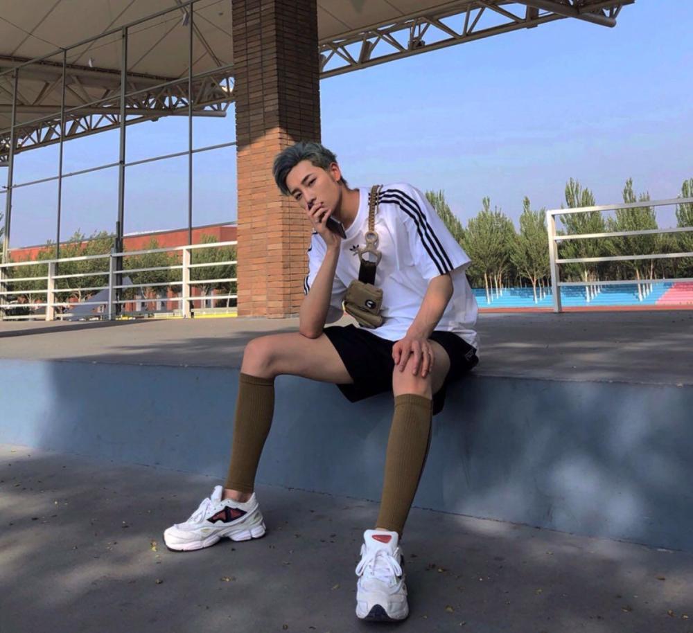 "三叶草 腰包 阿迪达斯皇家空军=型男校草",迷倒全校女生