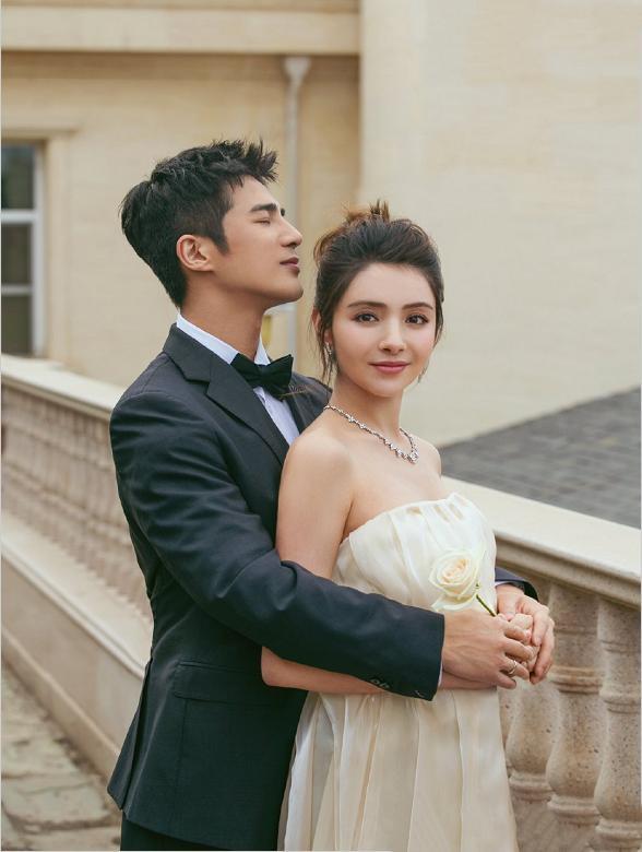 姜潮麦迪娜庆结婚纪念日,姜潮手持结婚证亲吻老婆,麦迪娜披婚纱好美