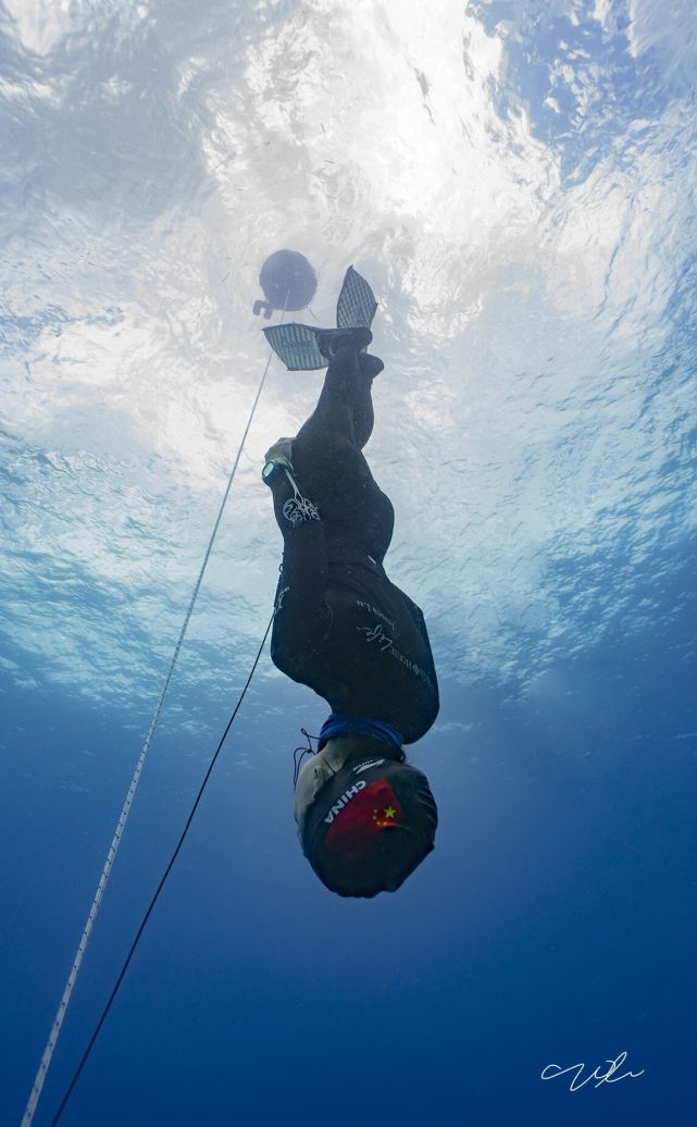 国选手首破自由潜水世界纪录 潜水女神竟是生物博士