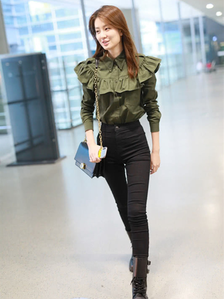 乔欣现身机场,穿高腰裤大秀"a4腰",网友:明星都是纸片人!