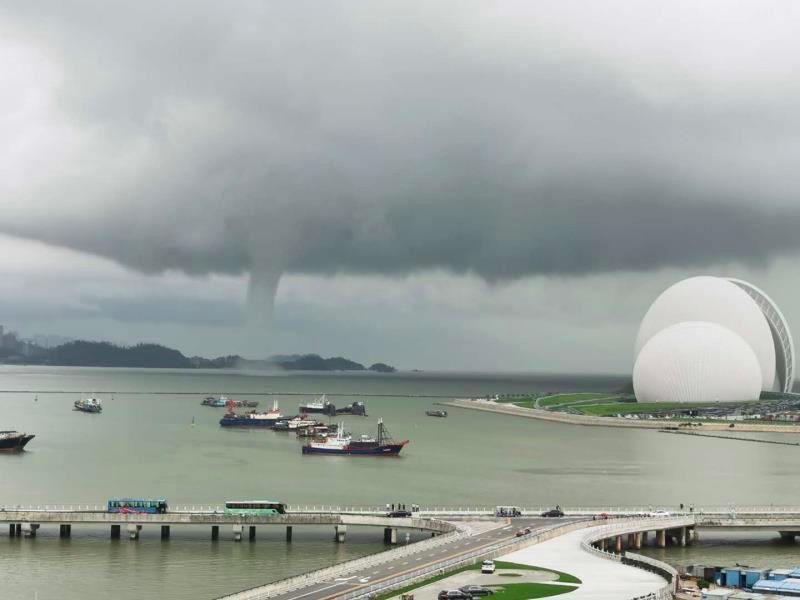 广东海面上的"龙吸水",刷爆朋友圈