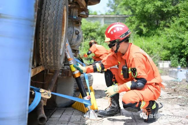 上午11时30分,辽源支队到达震中,由于地震影响水位下降,被困人员所在