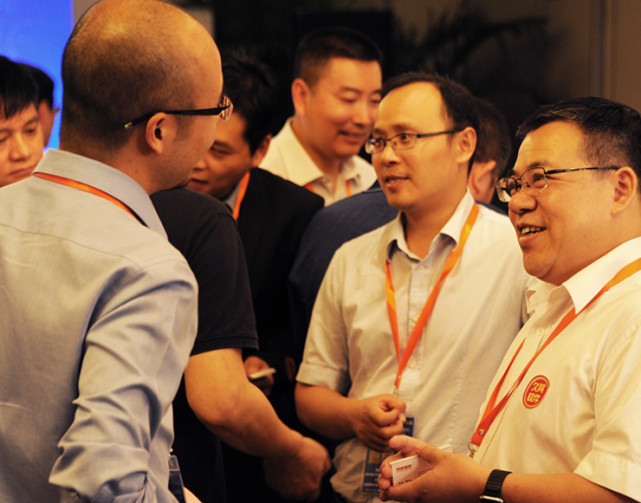 小领导也是领导,需要一来就拼命上前刷存在感吗