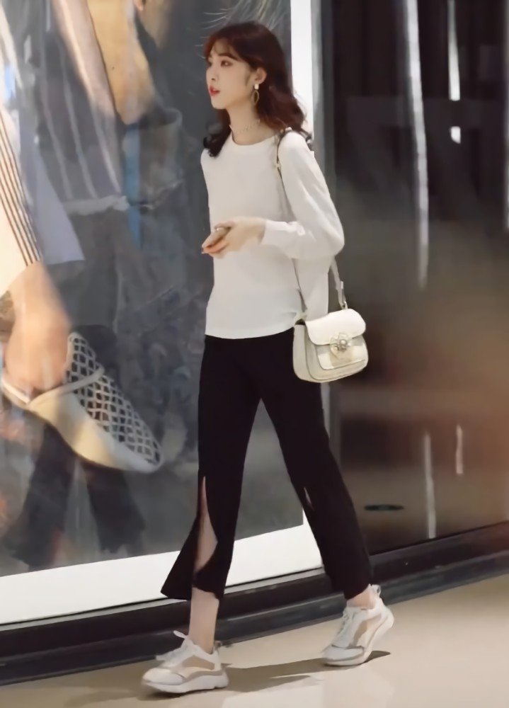 这穿白衣黑裤的妹子 只顾着 臭美 忘记看路 结果意外发生了