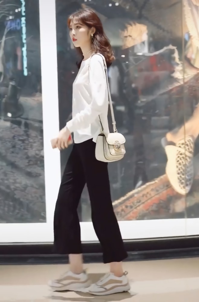 这穿白衣黑裤的妹子 只顾着 臭美 忘记看路 结果意外发生了