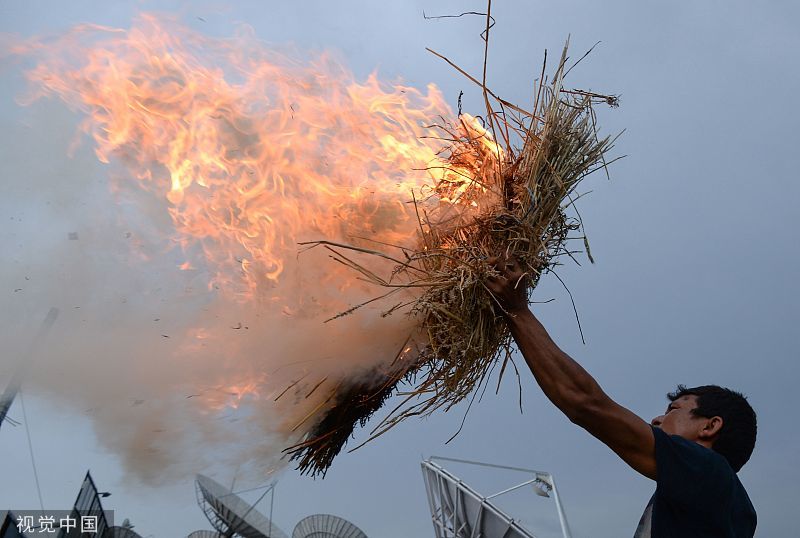 尼泊尔战车节来临,现场热闹非凡,火把照亮天空仪式感十足