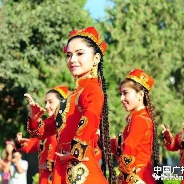 新疆维吾尔族舞蹈入门旋转翻身训练