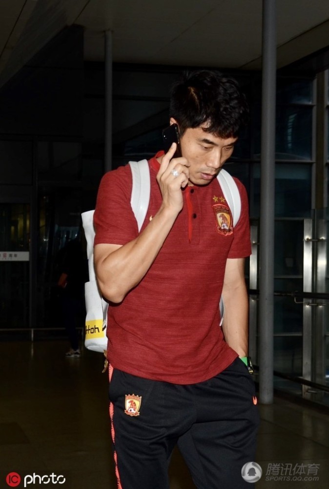 恒大抵上海郑智煲电话 保利尼奥为球迷签名