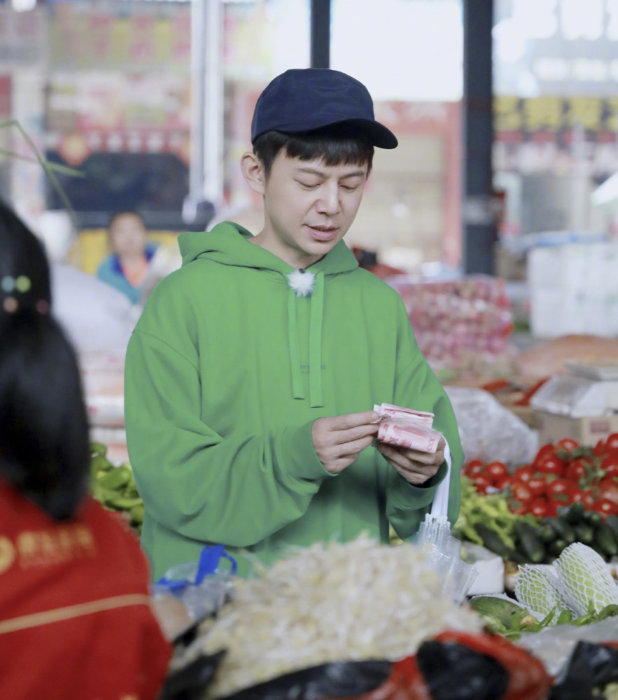 何炅"不老容颜"消失?素颜状态像大爷,化妆真是能骗人