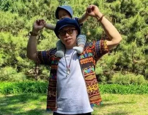 烧饼全家福曝光儿子胖乎乎很可爱妻子颜值太高像柳岩