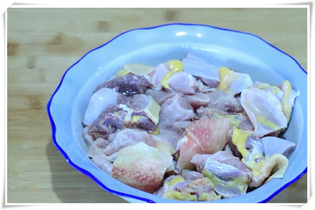 茶树菇炖鸡，口感弹嫩香浓，家庭健康首选