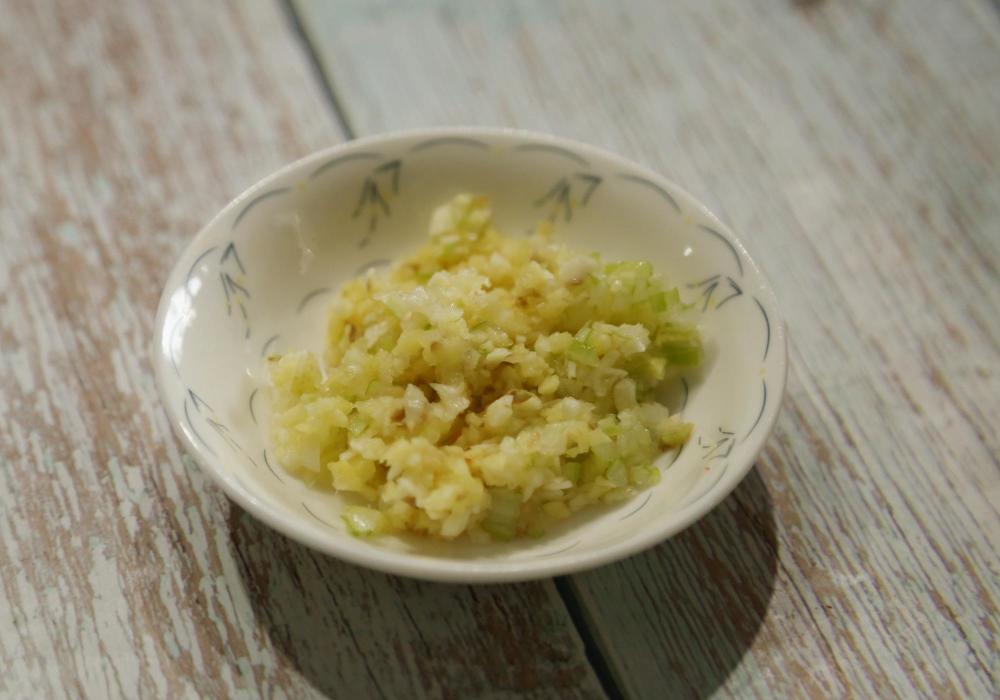 一把芹菜,10分钟小炒,拌米饭特别香,拌面条也超棒!