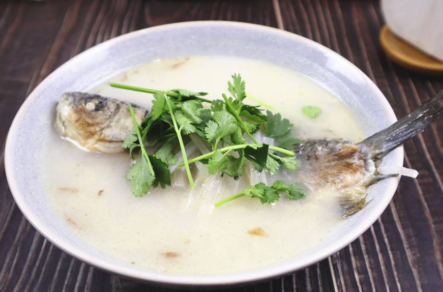 炖鱼汤学会"这一步"鲜美入味又好吃,连厨师也给你竖起大拇指!