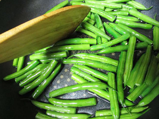炒 豆角 时 先别急着下锅炒 记得多加这一步 豆角翠绿又脆嫩