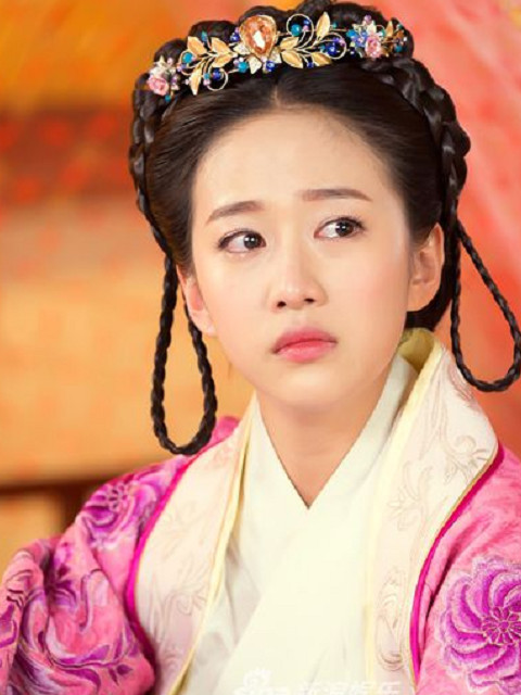 周雨彤在《巴拉拉小魔仙大电影》中饰演魔仙女王的右护法,贴身饰览