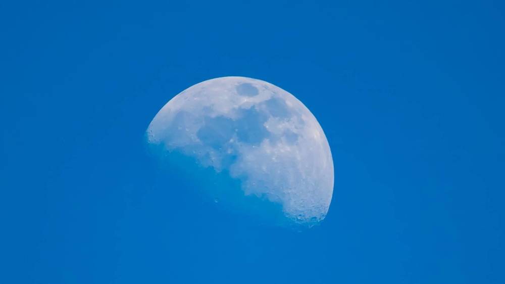 请定好您的闹钟 今明两天的夜晚 可在夜空中看见美丽的上弦月