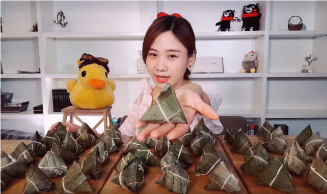 密子君直播吃粽子,看到一半才发现,原来这是我根本吃不起的粽子