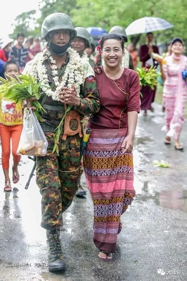 缅北棒赛镇溪流边发现遗弃的缅军士兵遗体;缅甸小女孩的哭诉,听了让人