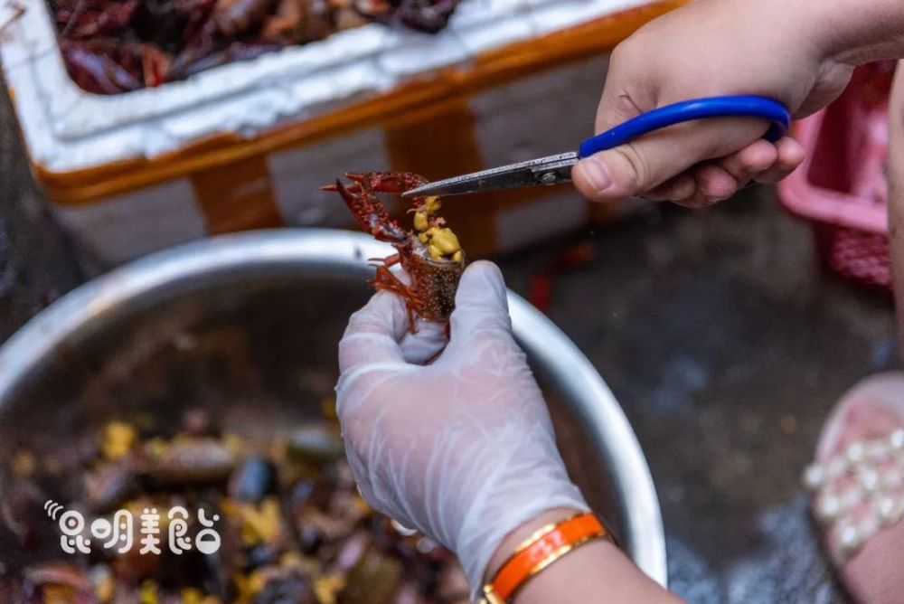 号称昆明第一大排档,光洗虾工就13个,长沙人都找着来吃