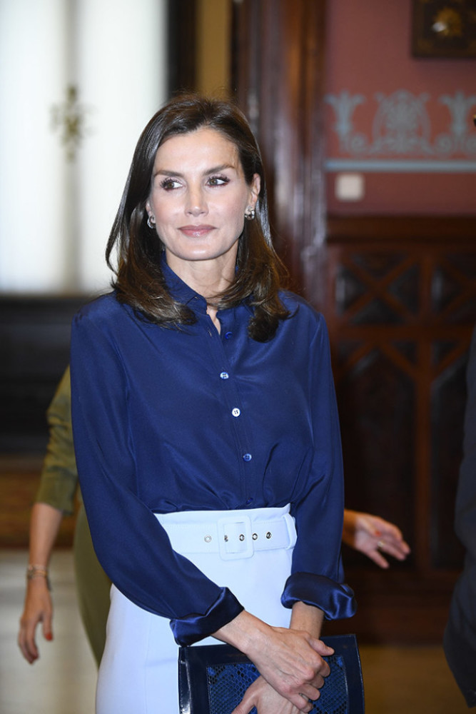 西班牙王后蓝色穿出新高度!一身拼色穿搭清爽又高级,美得大气!