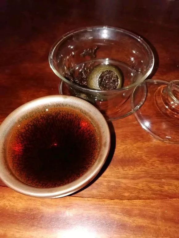 但是注意残茶渣一般别倒入到花盆里面,不仅容易发霉,还会滋生虫害